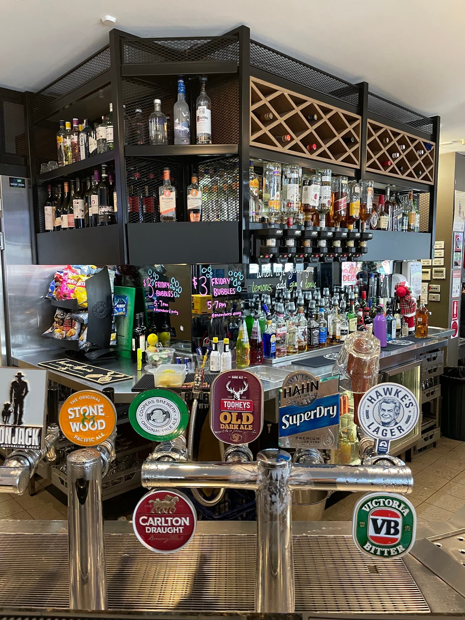 General Roberts Hotel — Cooks Hill, Newcastle