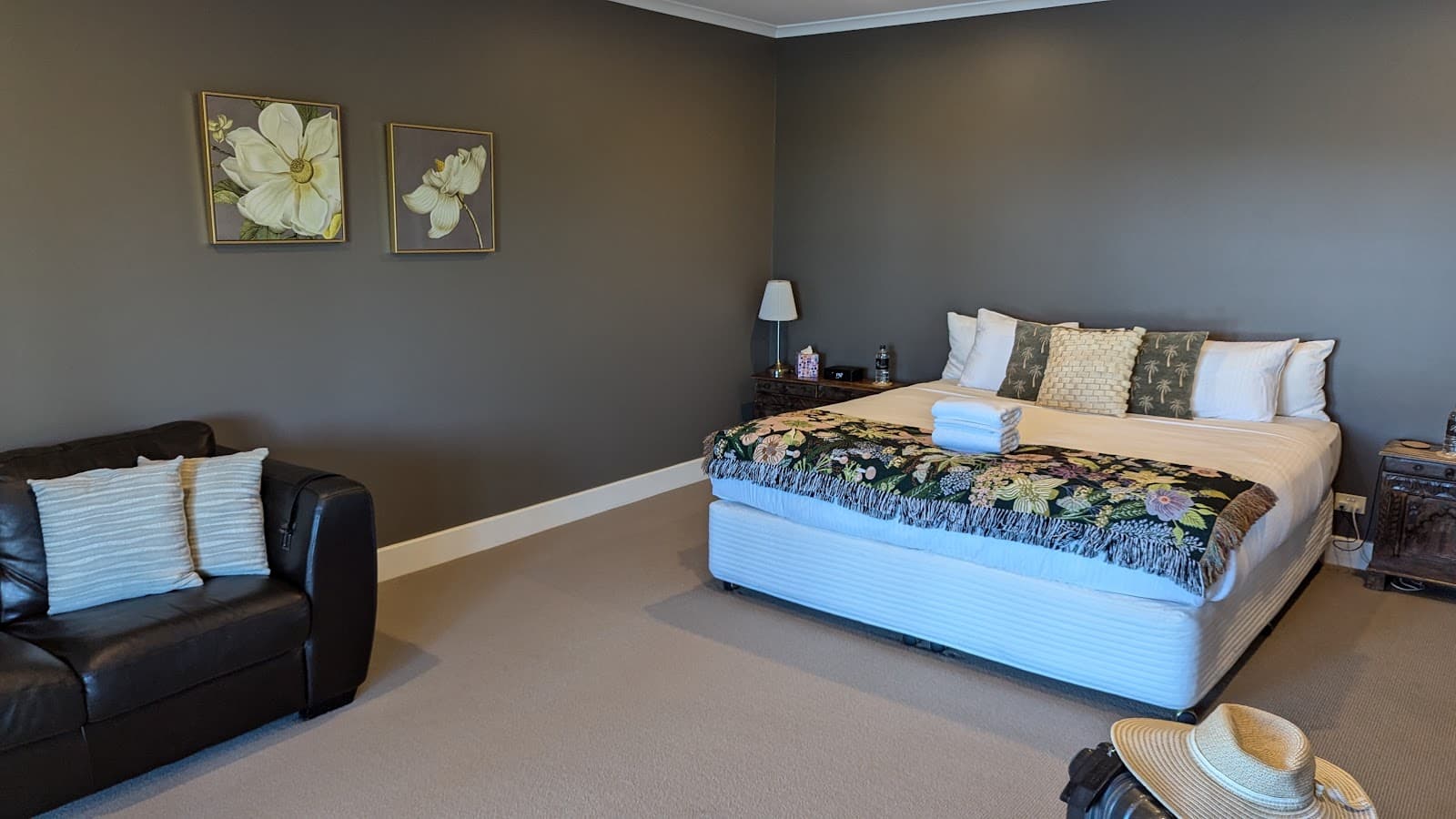 Lilies Luxury Retreats on Lovedale — Pokolbin, Newcastle